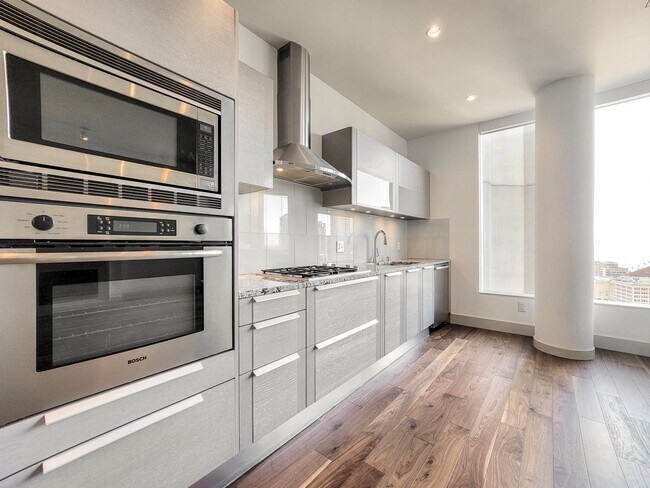 Photo - 25th West facing luxury unit located top of Hyatt Hotel!