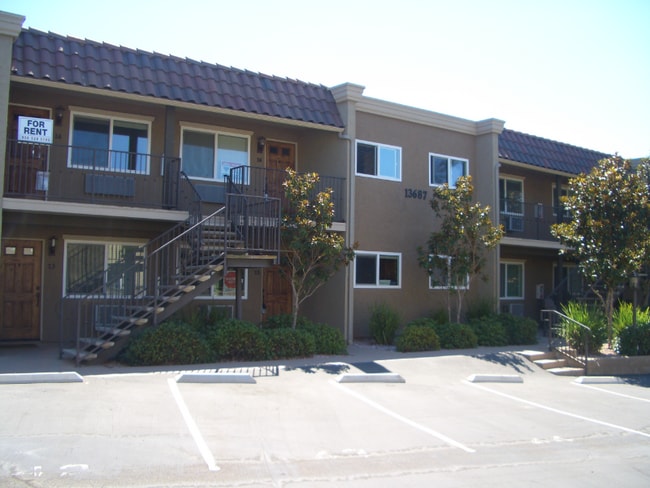 Building Photo - 13687 Paseo Cardiel Rental