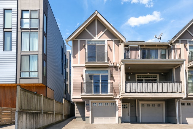 Building Photo - Spacious 3 Bed 2.5 Bath Townhome with Views and Two Parking Spaces – First Hill/Capitol Hill