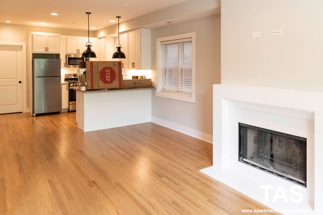 Building Photo - 2320 N Southport Ave Unit 2