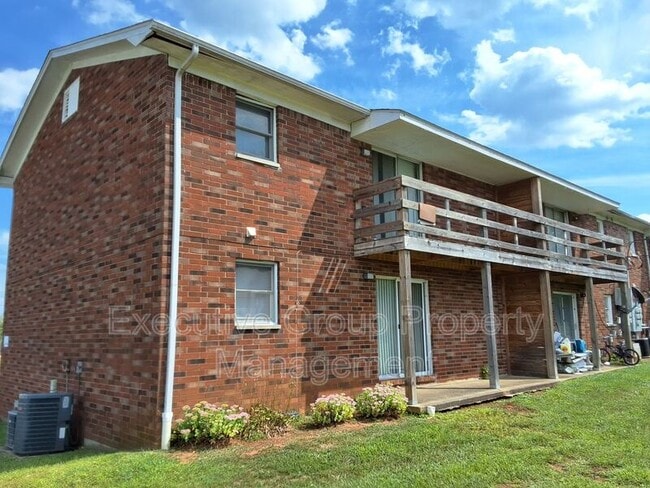 Photo - 253 University Dr