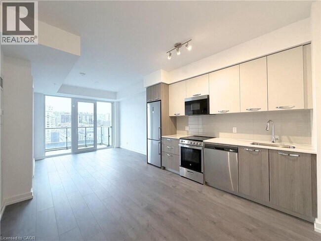 Photo - 75 James St S Unit 824