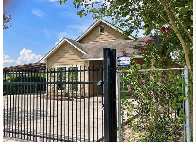 Photo - 3225 Hurley St