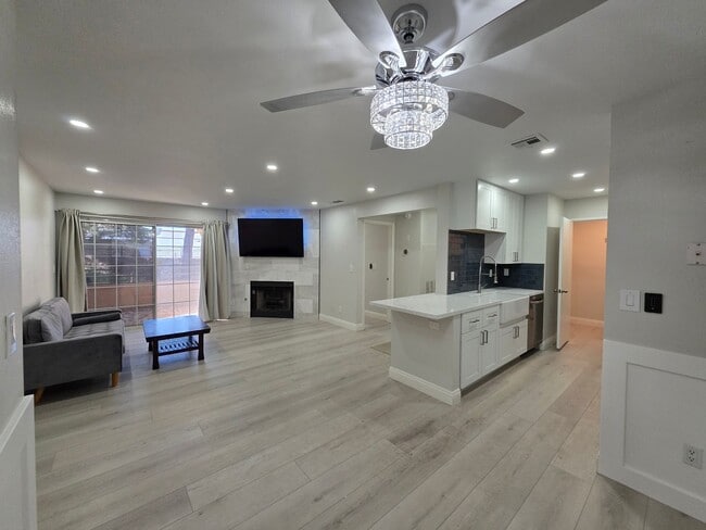 Building Photo - Immaculate Guard-Gated First-Floor Condo!