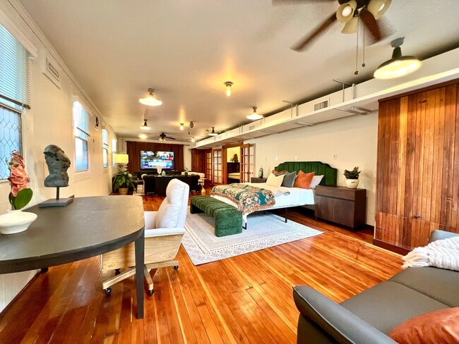 Photo - 814 Victorian Alley