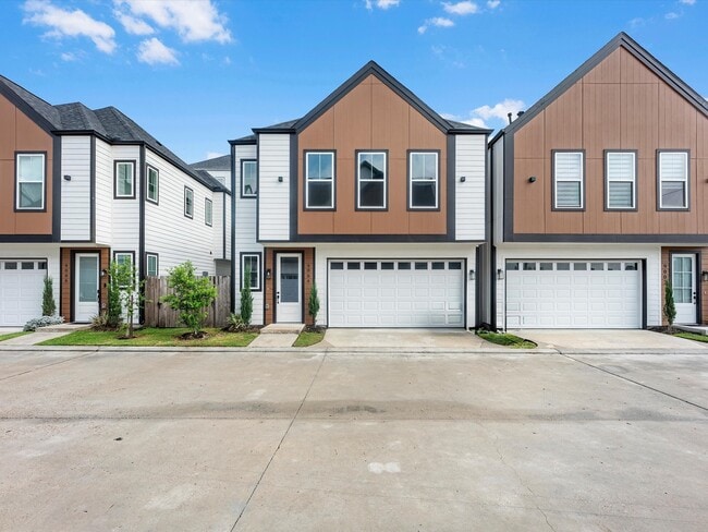 Building Photo - 9004 Orange Spg Dr