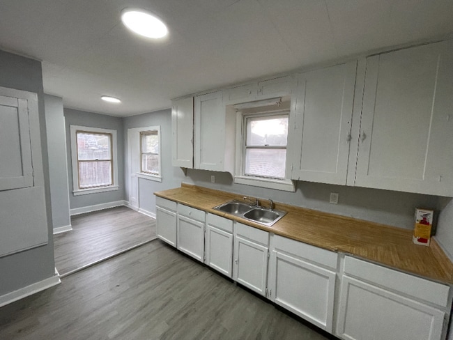 Photo - 407 W 23rd St