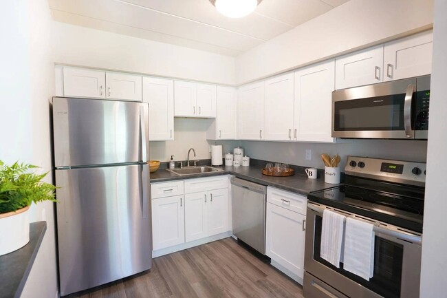 Building Photo - Lindenbrooke Rental