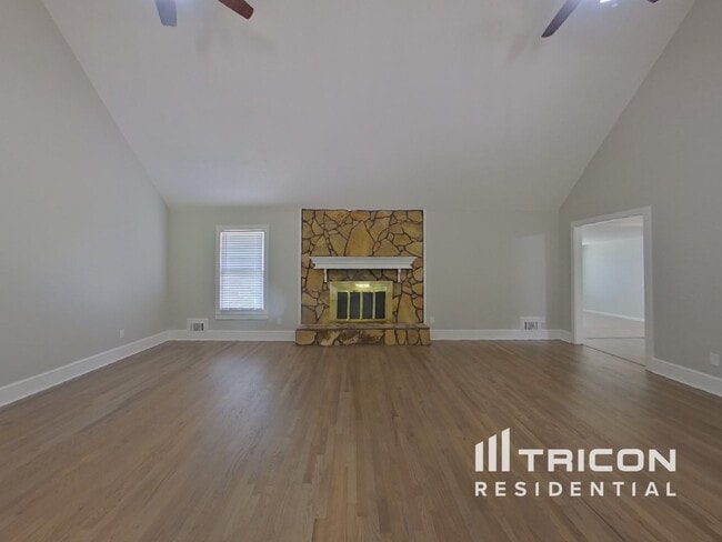 Photo - 115 Woodhawk Ln