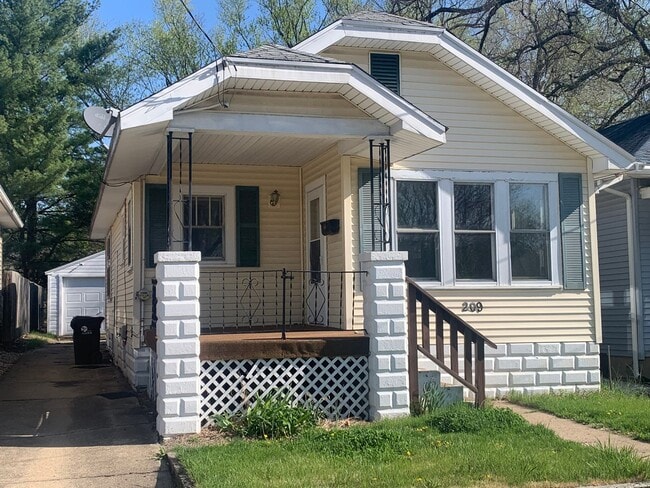 3 Bedroom / 1 Bathroom House in Peoria - 3 Bedroom / 1 Bathroom House in Peoria