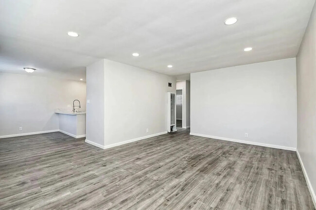 Photo - 204 W Los Angeles Dr