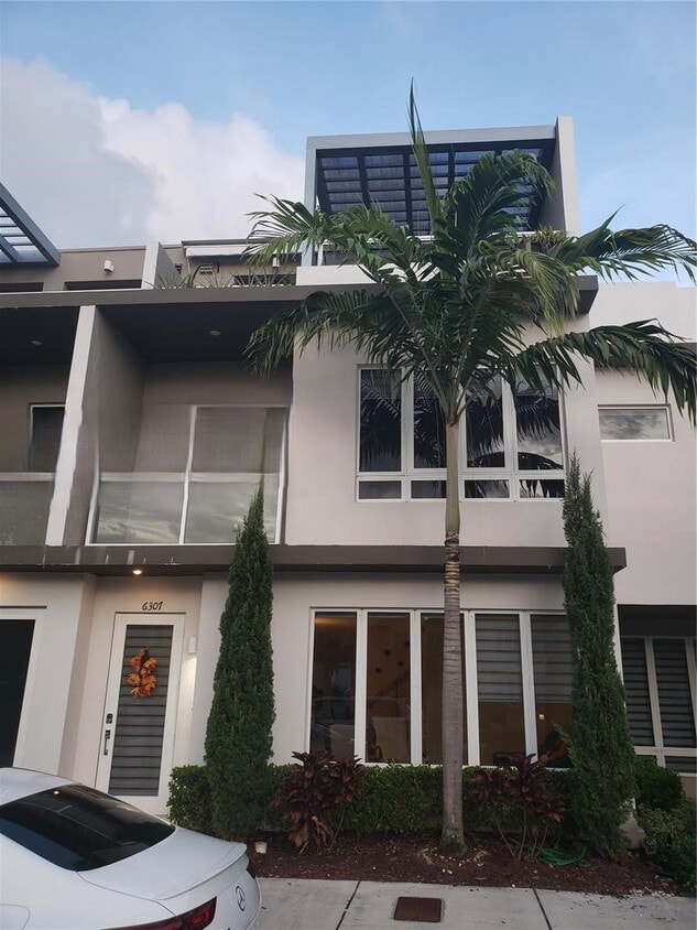 Photo - 6307 Northwest 104th Avenue, Doral, FL 33178 - 4 BR 5 BA Townhouse