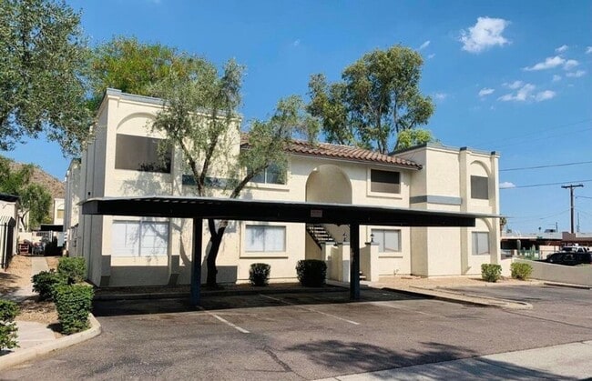 Building Photo - 2 bed 2 bath condo Unit #1