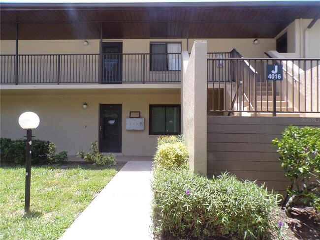 Building Photo - 4016 Oakview Dr Unit J8