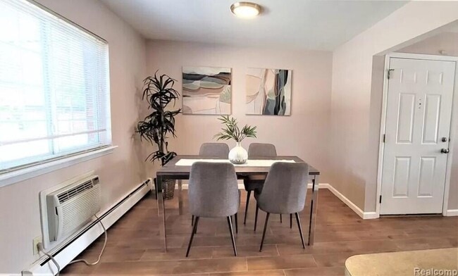 Photo - 2445 Torquay Ave Unit 211