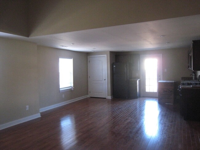 Building Photo - 224 Old York Rd Unit # 2 - Second Floor