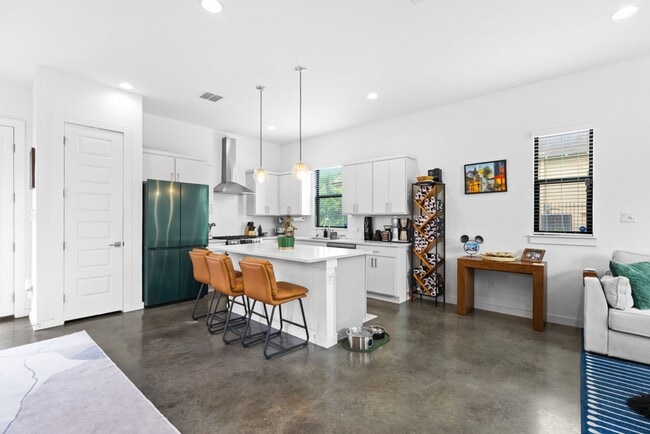 Photo - Charming Home Awaits: Spacious & Modern Living in a Prime Location