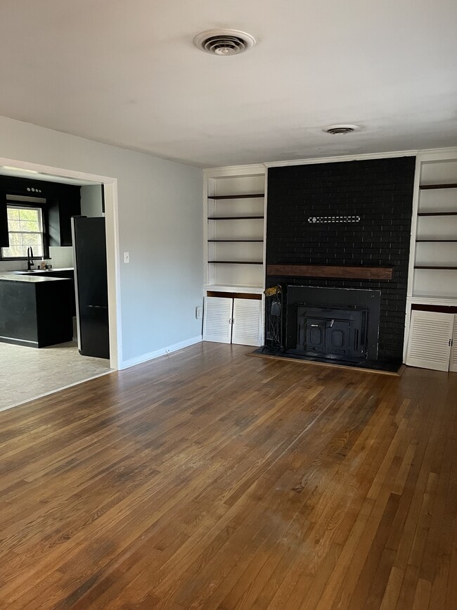 Photo - 1002 Sherwood Cir