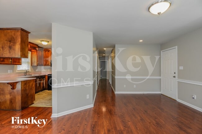 Photo - 835 Millon St
