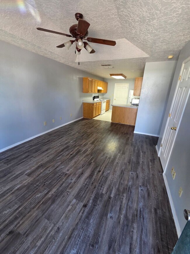 Photo - 420 E 9th St Apartamento Unidad 4 (1171)