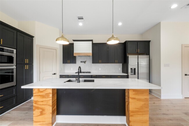 Photo - 1113 Danube St