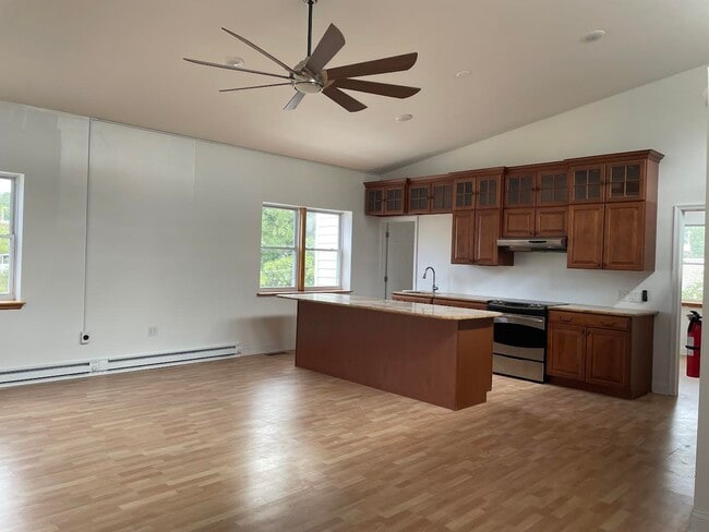 Building Photo - 807 Sarah St Unit E