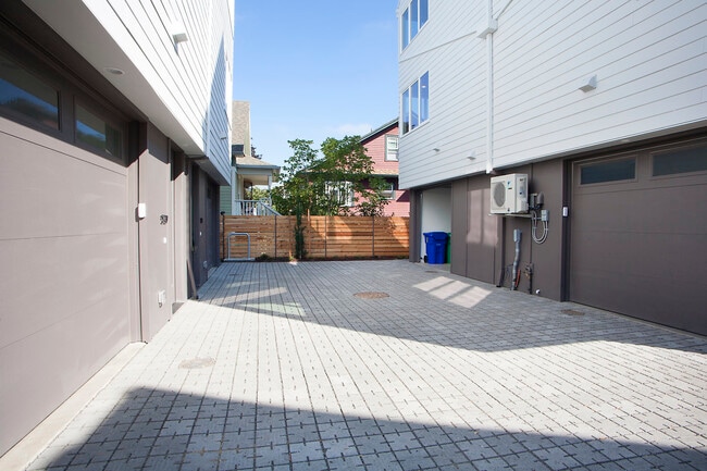 Photo - 5735 North Albina Avenue Townhome