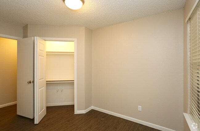 2BR-1BA ¡Primer habitación - Balcones Club Apartments
