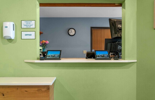 Furnished Studio-Kalamazoo - West