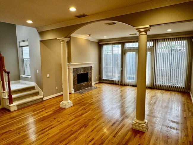 Photo - 4916 Travis St