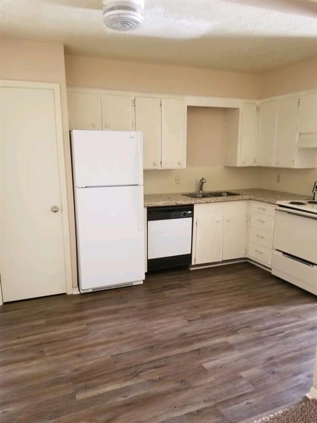 Photo - 2 Bed + 1 Bath - Spacious Townhome  close to Campus and Park Unit HS1108B