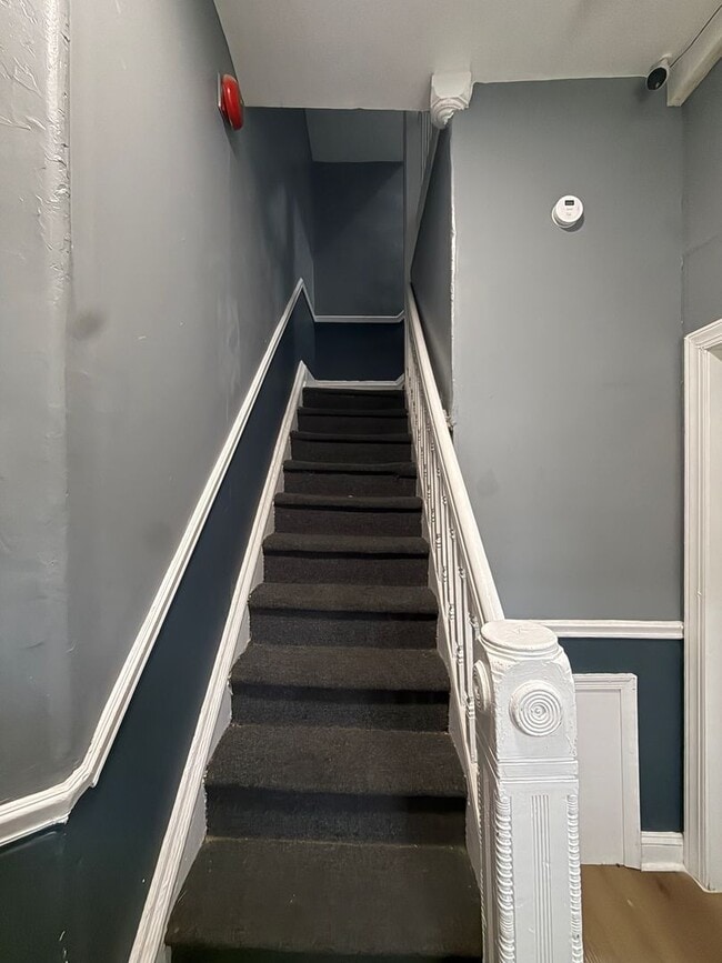 Building Photo - 4618 Wayne Ave Unit 2F