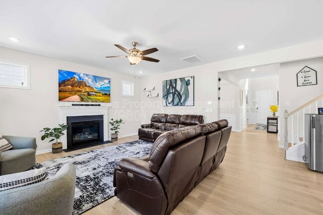 Photo - 104 Winterberry St