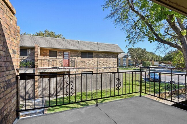 forest-ridge-apartments-denton-tx-two-bedroom-balcony