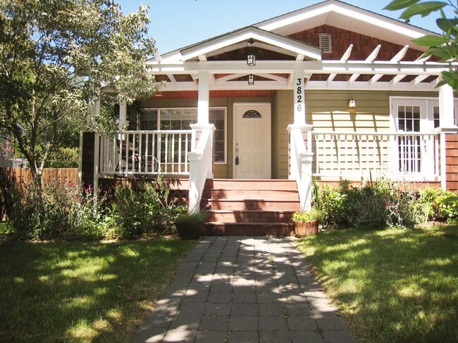 Building Photo - 3bd/1.75ba Seattle Home