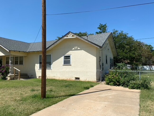 Photo - 400 W Garza St