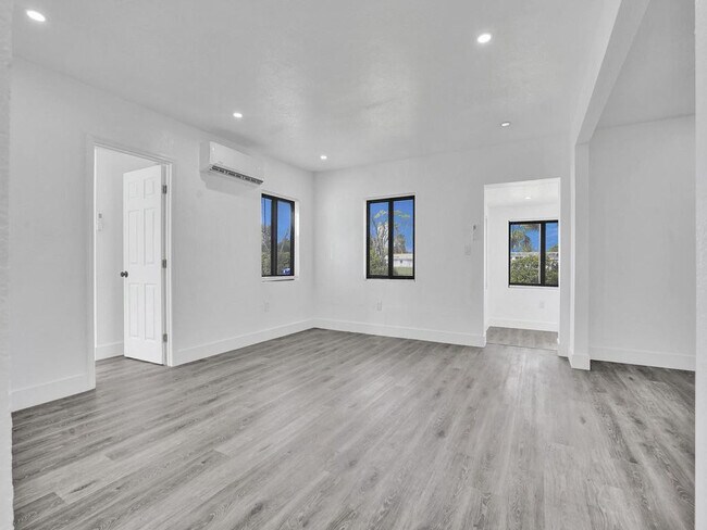 Photo - 940 SW 28th St