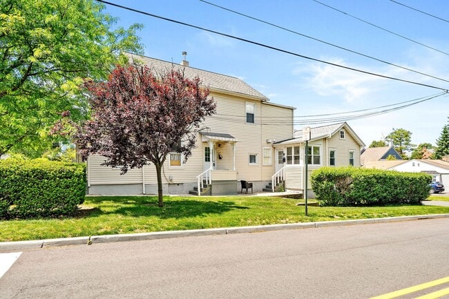 106 Spruce St Unit 106 Spruce St #3