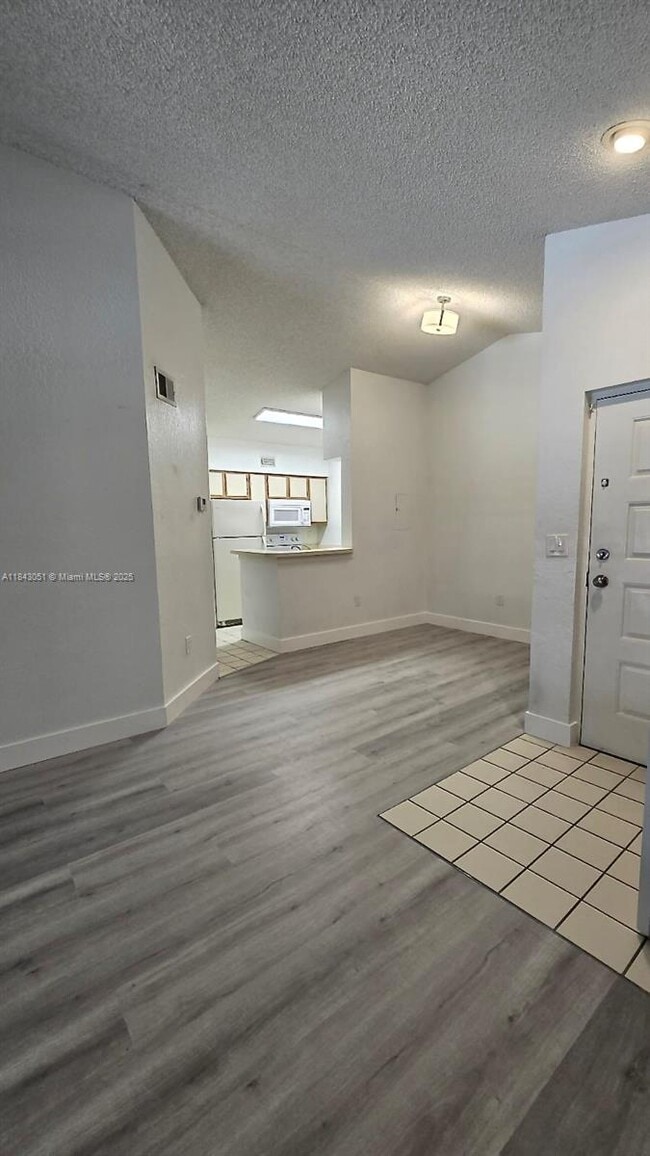 Building Photo - 2811 N Oakland Forest Dr Unit 303 Rental