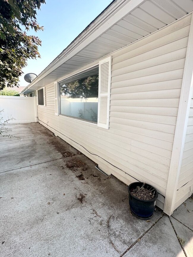 Photo - Limited-Time Offer: $500 Off First Month’s... Unidad 1