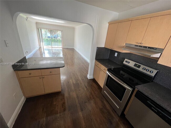 Building Photo - 980 NE 170th St Unit 204