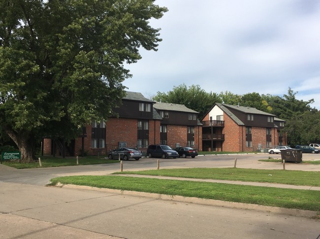Evergreen Apartments - Evergreen Apartments
