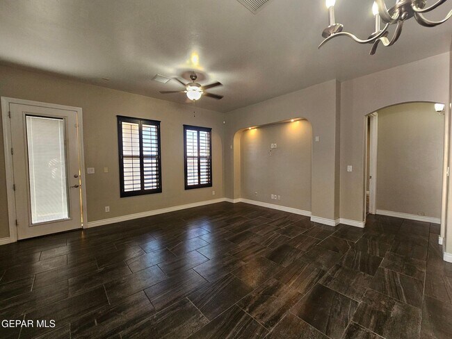 Photo - 545 Oilfield Dr