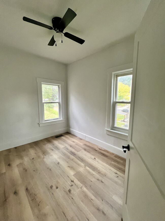 Building Photo - 439 S Parker Dr Unit Lower Rental