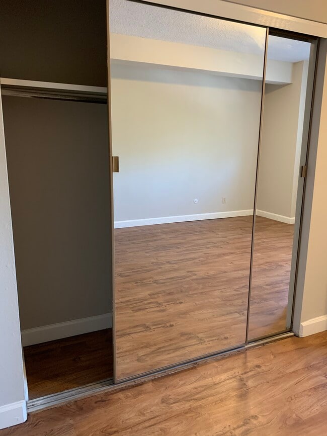 Fairmont Studio Closet ('05, 326 sq. ft)