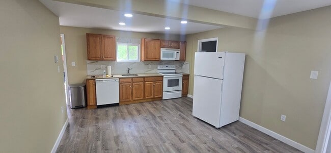 Photo - 3 Bedroom House with large yard and extra space!