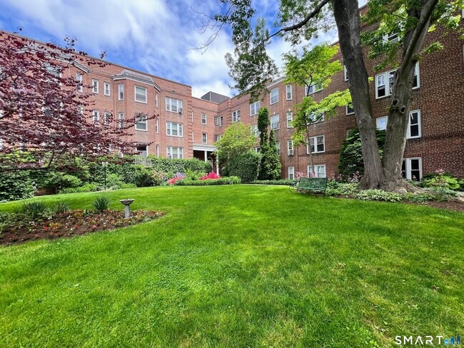 Building Photo - 70 Strawberry Hill Ave Unit D-GR9