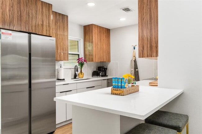 Building Photo - 11807 Oakwood Dr