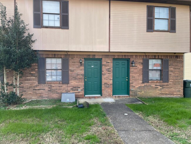 Building Photo - Stateline