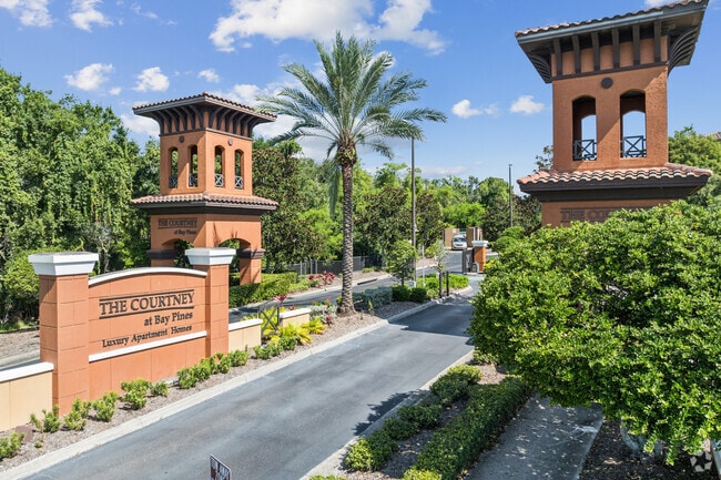 Entrada - The Courtney at Bay Pines